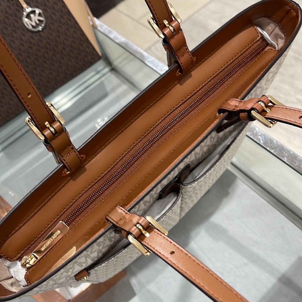 MICHAEL KORS JET SET TRAVEL MEDIUM DOUBLE POCKET TOTE
VANILLA SIGNATURE NWT - Picture 13 of 16